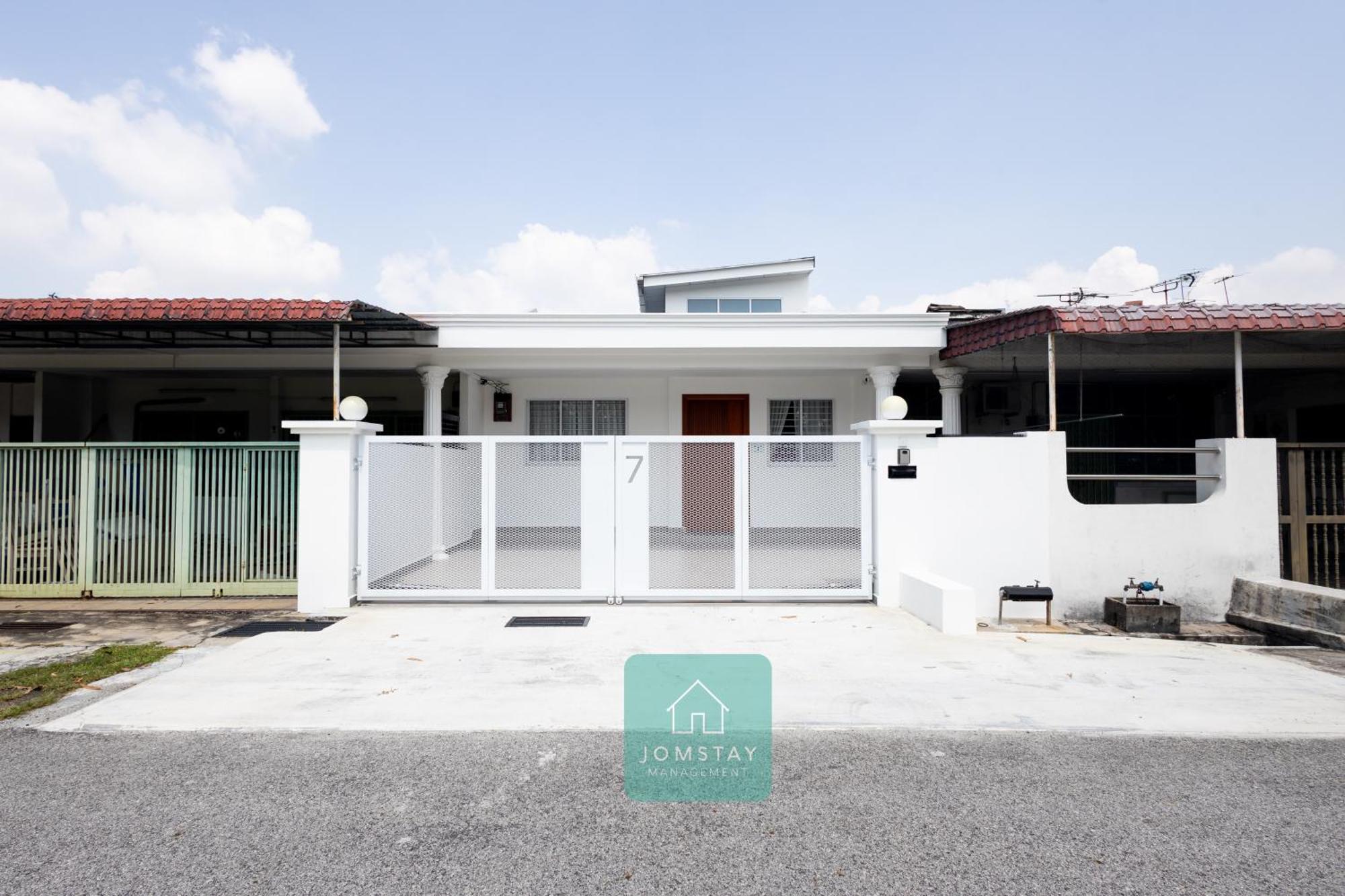 Jomstay Muji 19 & 7 Inn Ipoh Garden 8-10 Pax Exterior photo