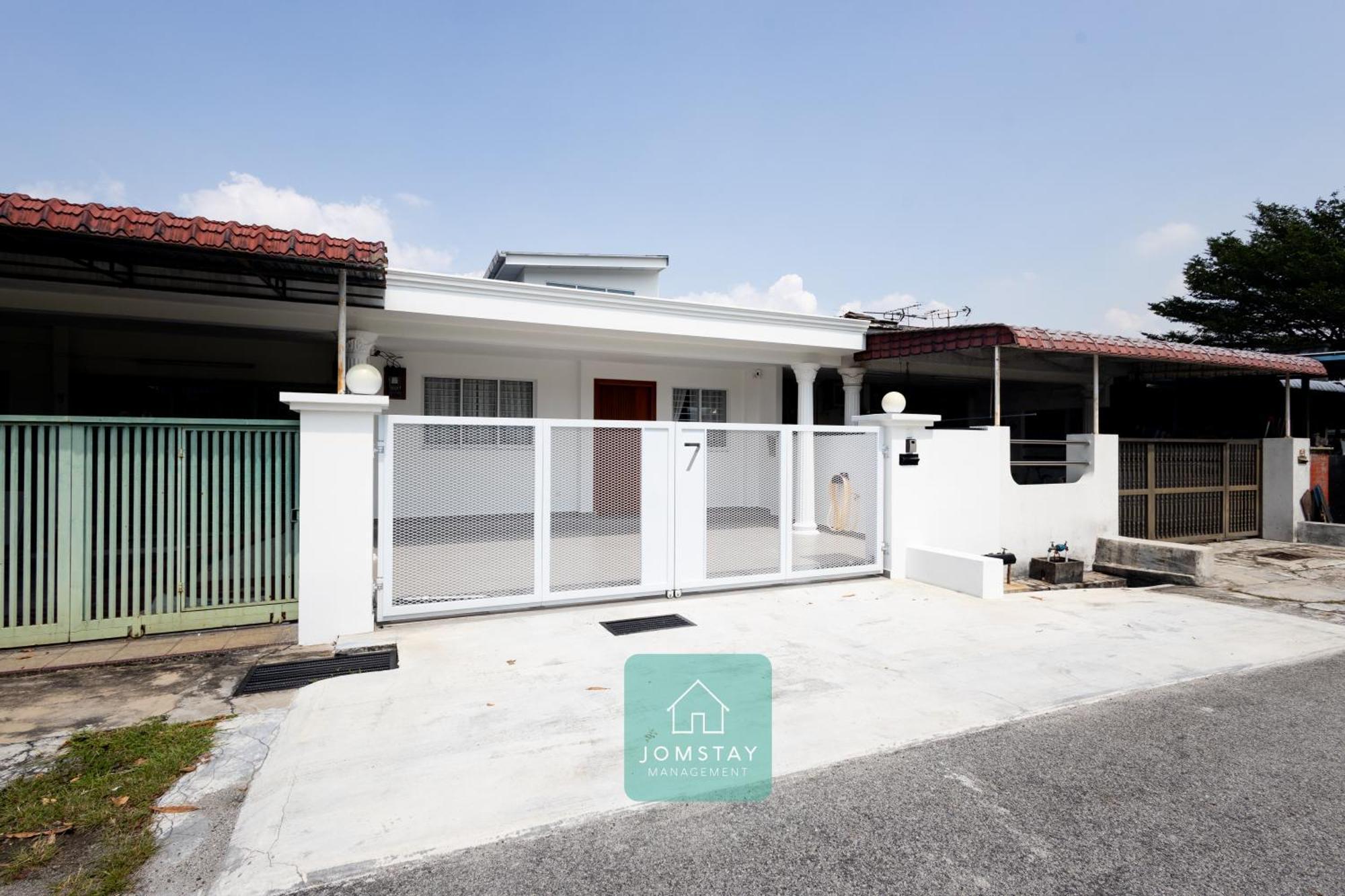 Jomstay Muji 19 & 7 Inn Ipoh Garden 8-10 Pax Exterior photo